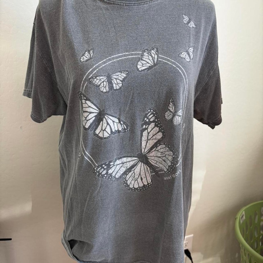 Gray butterfly graphic‎ tee